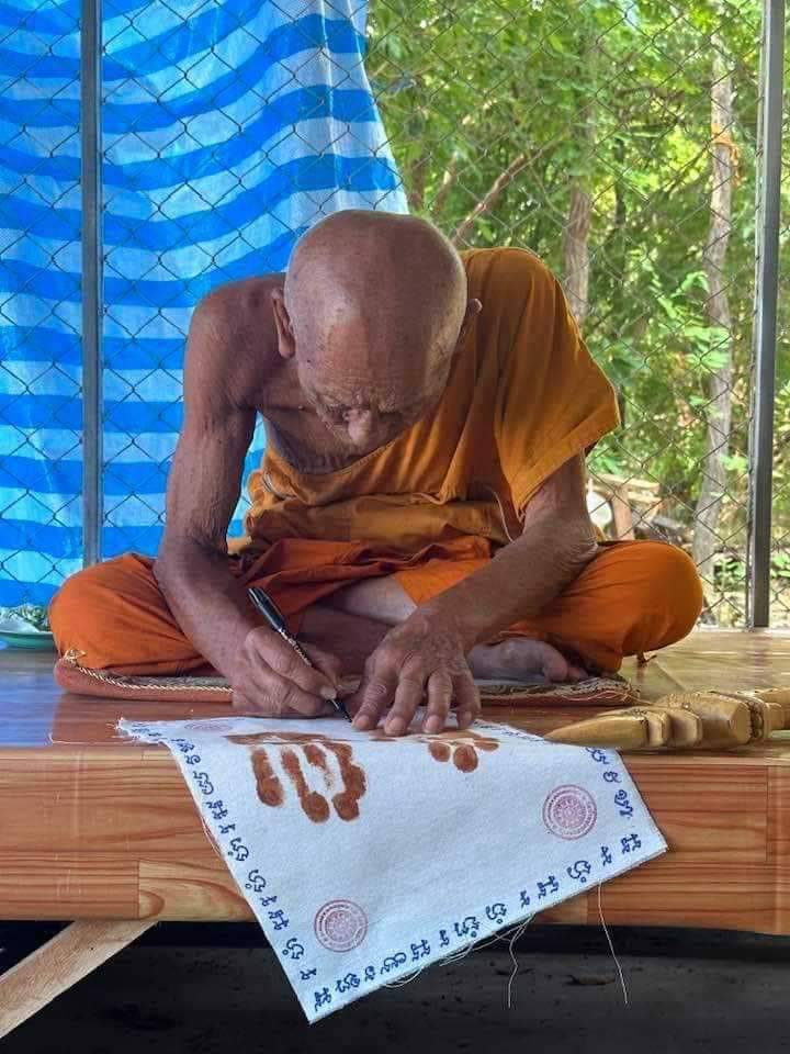 ผ้ายันต์รอยมือเศรษฐี (จารมือ) หลวงปู่จิต วัดบ้านทุ่งแสงตะวัน